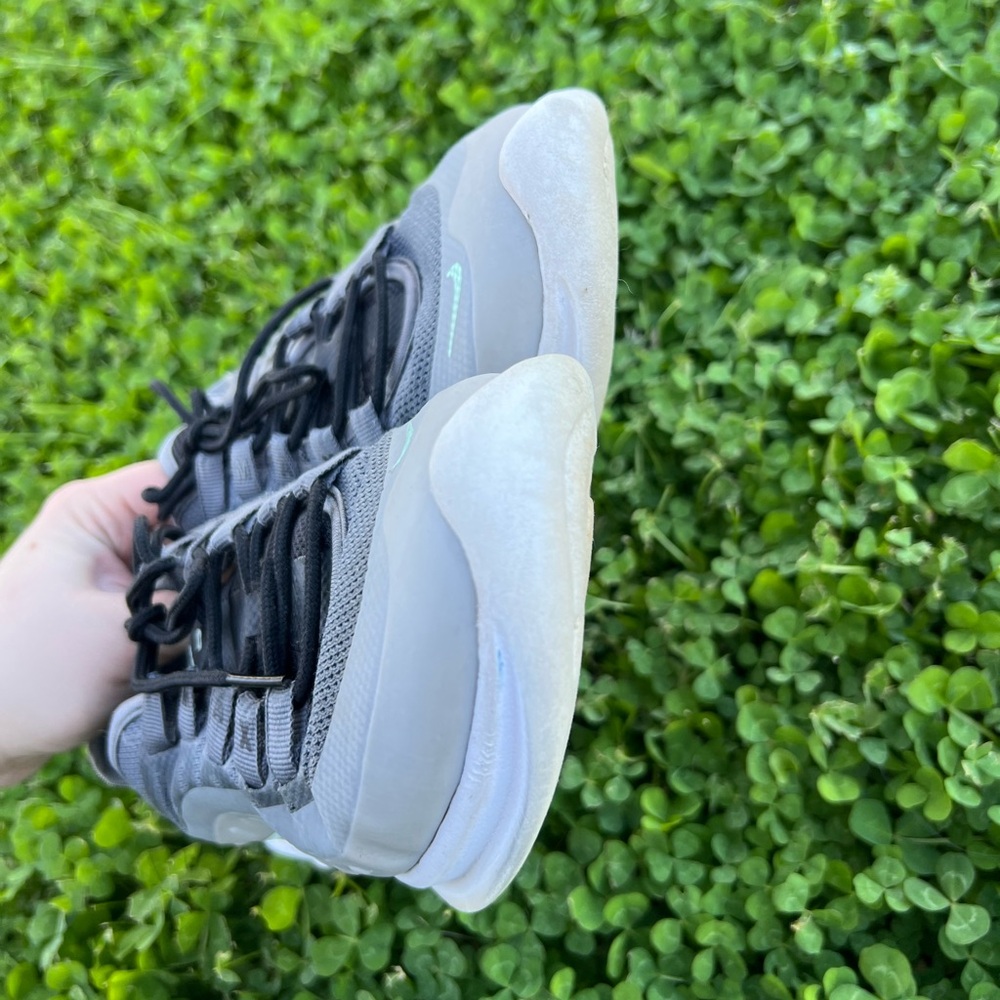 Nike Air Max Axis Low Grey Woman’s Comfy Running Sports Outdoor Shoes Size 8 - Picture 3 of 13